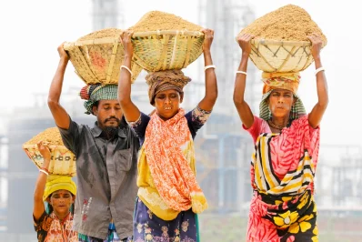 মাথার ঘাম পায়ে ফেলে সভ্যতার ভিত গড়েন যে শ্রমজীবী মানুষ, আজ তাঁদের অধিকার আদায়ের দিন।