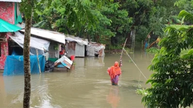 গত কয়েক দিনের ভারী বর্ষনে ভোলার চরফ্যাশনে তলিয়ে গেছে রাস্তাঘাট, বসতবাড়ি ও মাছের ঘের