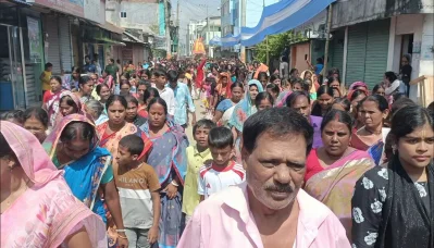 ফুলবাড়ীতে শ্রীশ্রী জগন্নাথ দেবের রথযাত্রায় হাজার হাজার সনাতন সম্প্রদায়ের নারী পুরুষ অংশ নেন। ছবি- খবর সংযোগ