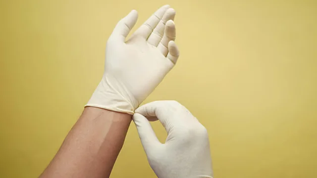 গ্লাভস পরে কাজ করা ভালো। কারণ, এতে হাতের ত্বক এবং নখ সুরক্ষিত থাকবে। ছবি: সংগৃহীত